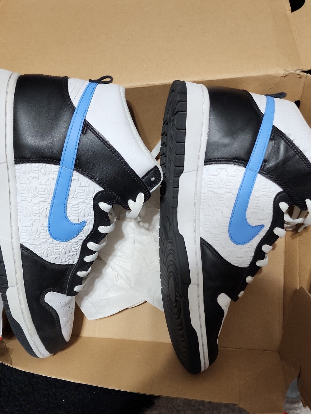 Nike Low-Top Sneakers in Black, White & Blue